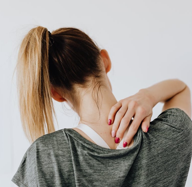 a woman with a ponytail ponytail ponytail hairstyled in a ponytail