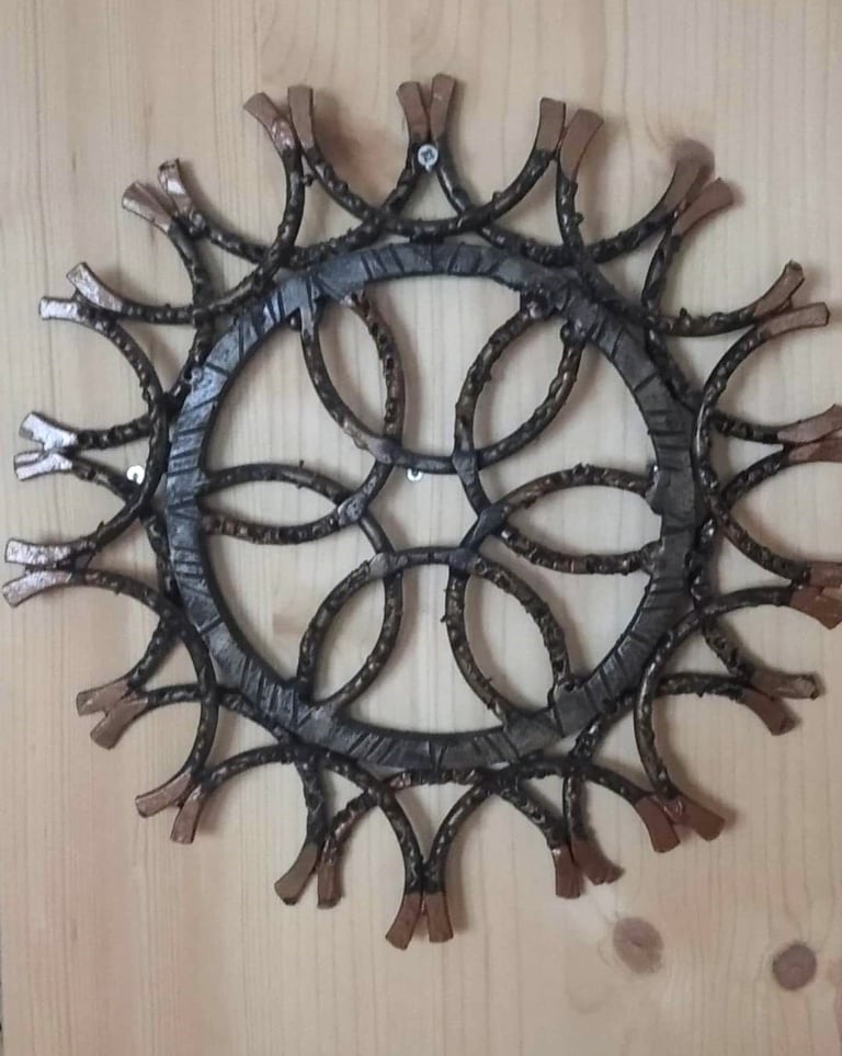 Rankų darbo metalinė saulutė užsakovų namuose. Skirta modernaus namų interjero dekoravimui