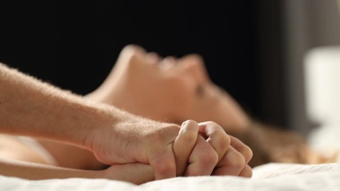 mujer manos entrelazadas acostados