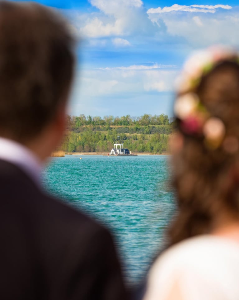 Brautpaar am See mit schwimmender Kirche Vineta