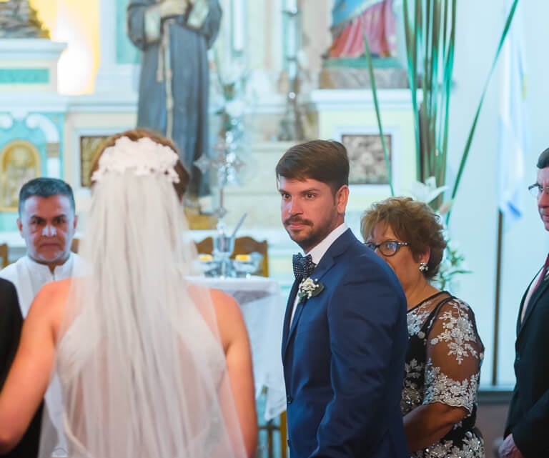 novio recibiendo a la novia en el altar
