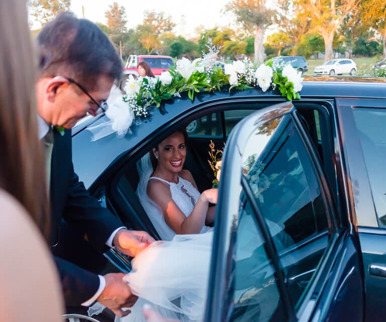 novia bajando del auto