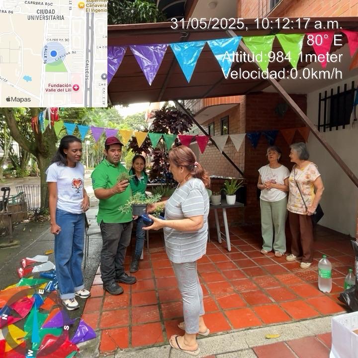 Integrantes de una ONG ambiental realizan actividad comunitaria de compostage para plantas