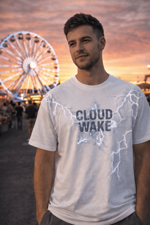Hombre usando una playera blanca Cloud Wake en una feria