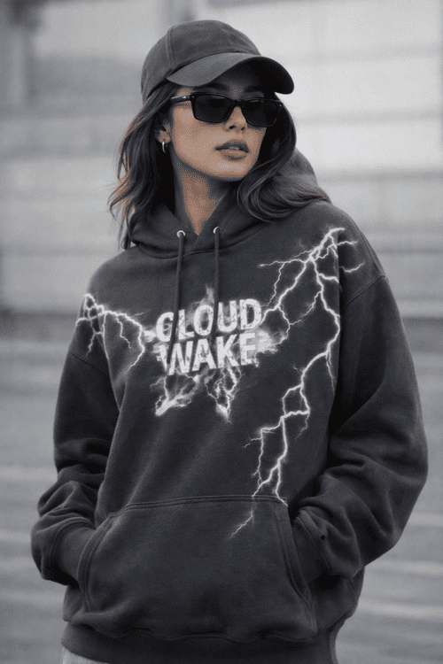 Mujer usando una sudadera negra Cloud Wake Wear