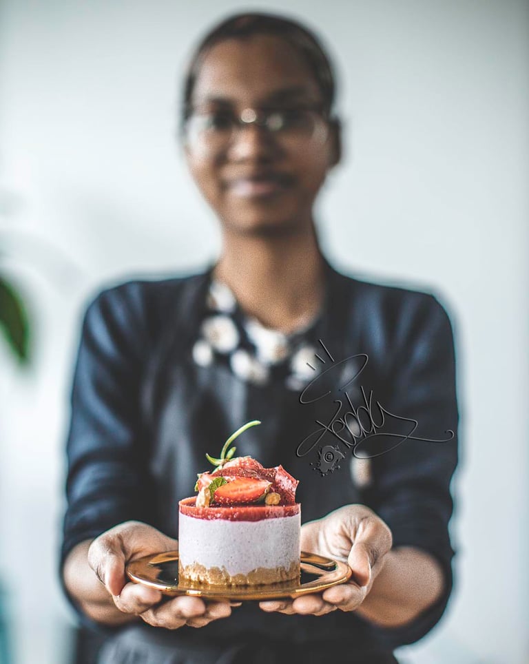 Eolia Pâtisserie présente un élégant dessert végétalien à base de fraises et de crème, servi sur une assiette dorée