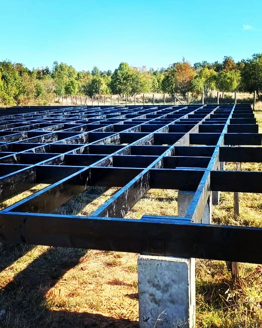 Envigado estructural con vigas 2x8 de 4 metros para base de casa SIP, nivelado y alineado