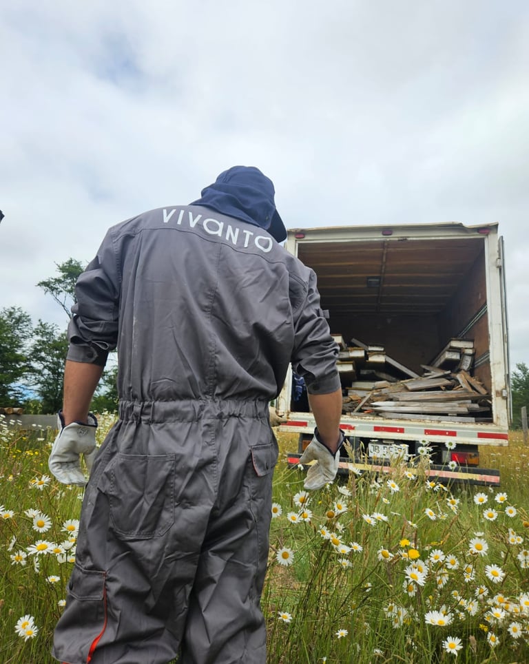 Retiro de escombros de construcción con camión autorizado, gestión responsable de residuos.