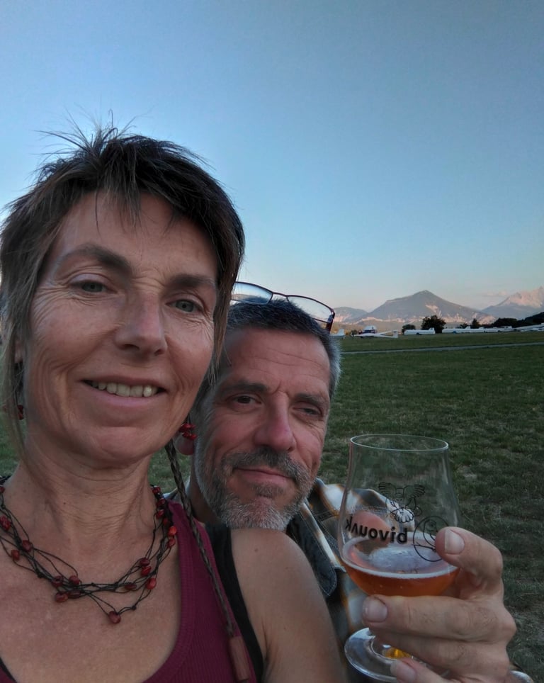 Nous, dans un moment de detente dans un des multiples petits restaurants des alentours