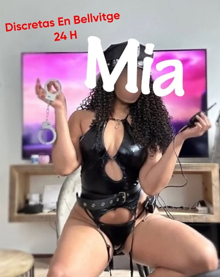 Escort Mia en conjunto fetichista negro con esposas en mano, disponible 24 horas en Bellvitge. Ambiente atrevido y discreto.