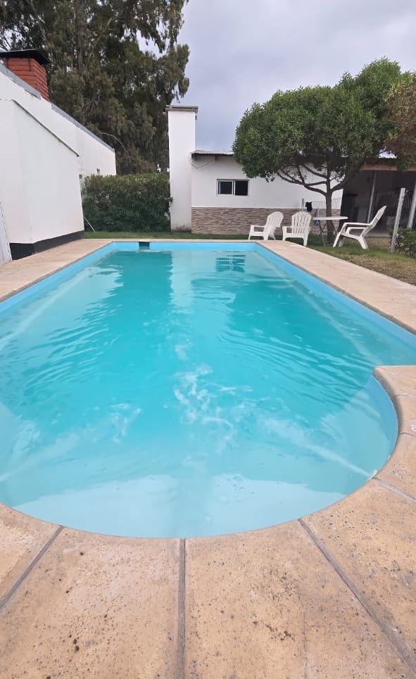 PILETA CLIMATIZADA CON SEGURIDAD DE CERCO PERIMETRAL RODEADO DE CESPED NATURAL.