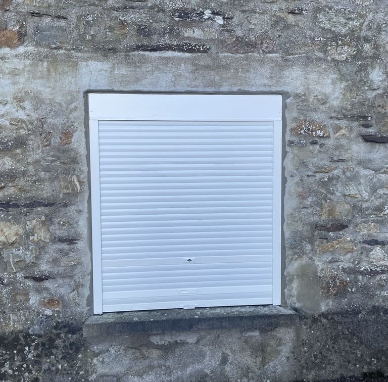 volet roulant fenêtre mur pierre