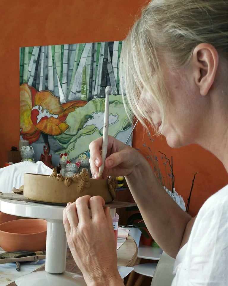 travail de l'argile avec les mains home made working with clay by hand