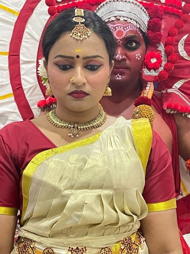 Aamoda Narthaki displaying Bharatanatyam performance