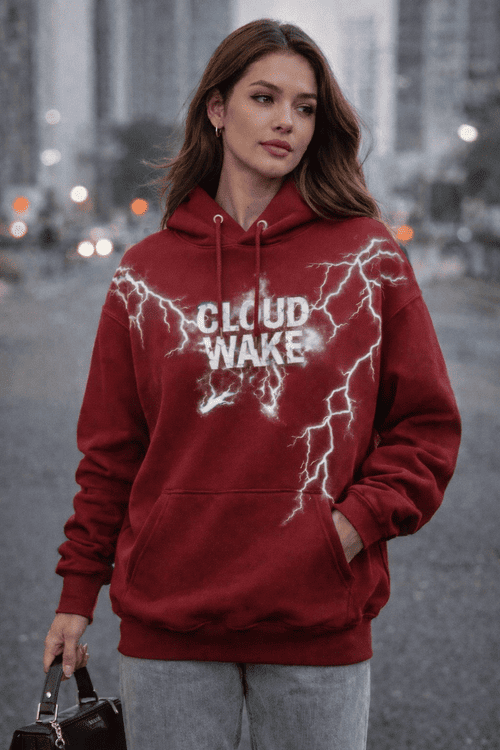 Mujer usando una sudadera color vino Cloud Wake Wear