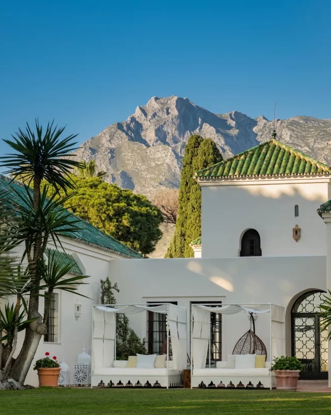 Front view of Villa El Rincon with mountains behind