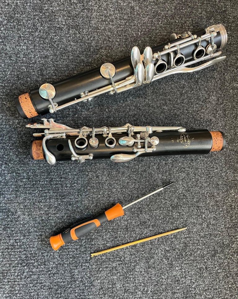 clarinette démontée avec outil à côté