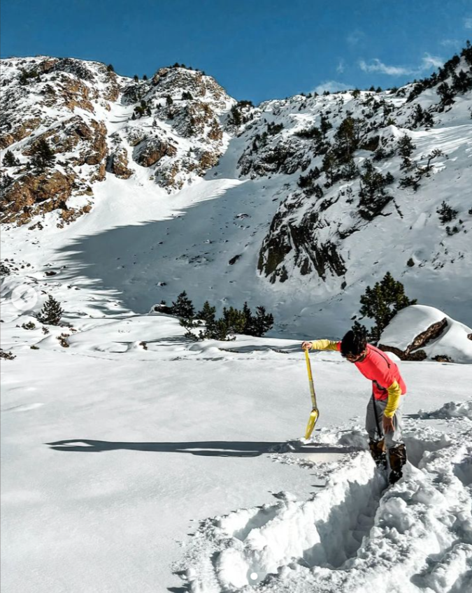 hombre clavando pala en la nieve