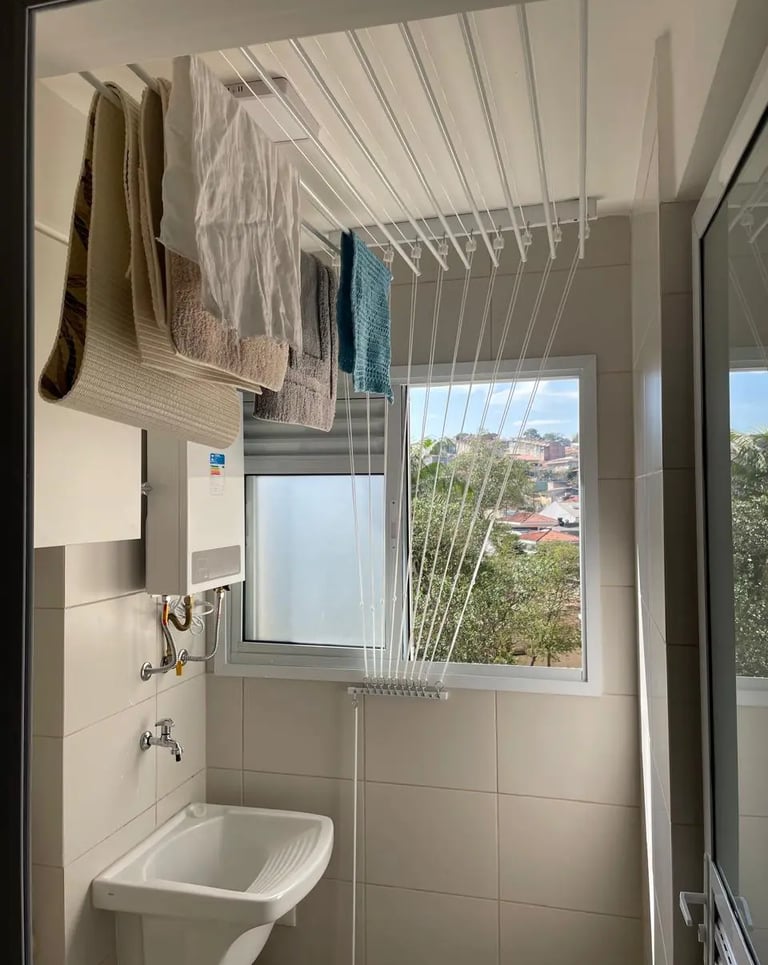 Técnico realizando a troca de cordas de varal de teto em apartamento na Zona Sul de SP