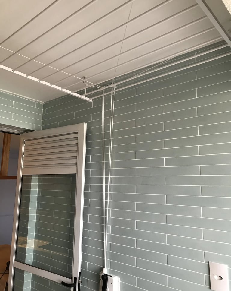 Varal de teto em alumínio instalado em lavanderia compacta em Santo Amaro