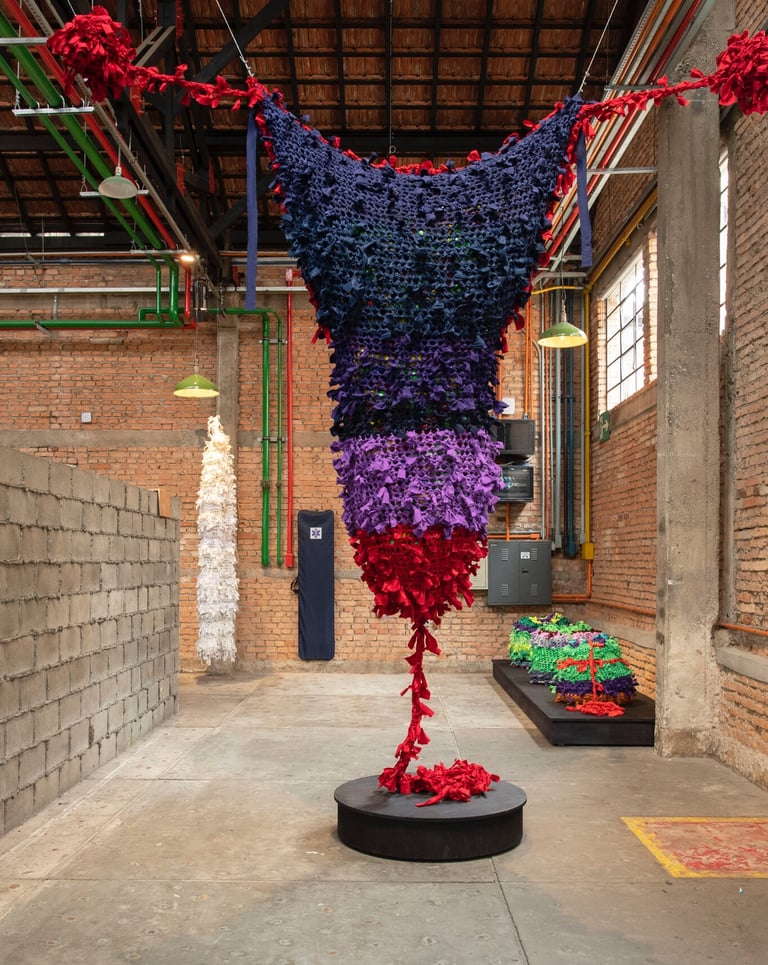 A escultura de Lisbôa não é apenas forma, é narrativa.