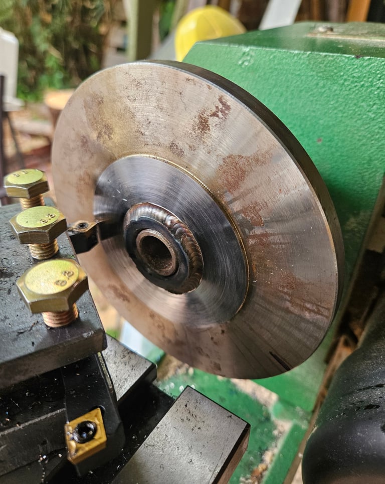 Picture of turning the step for mounting the 4-jaw chuck