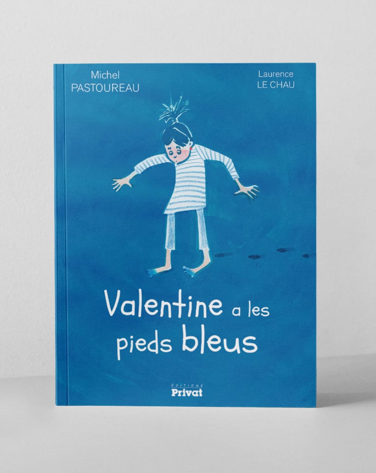 Couverture du livre : fond bleu et une petite fille regarde ses pieds nus tous tâchés de bleu