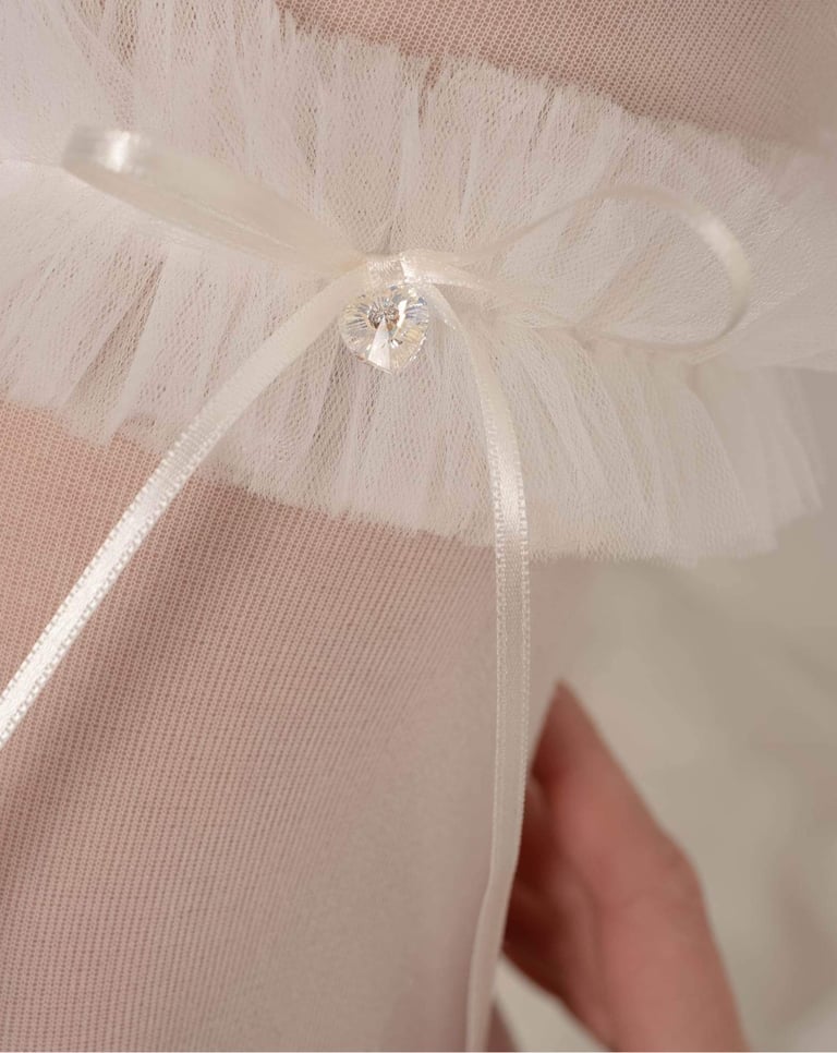 baltas tiulio keliaraištis nuotakai, papuoštas kristaline širdele