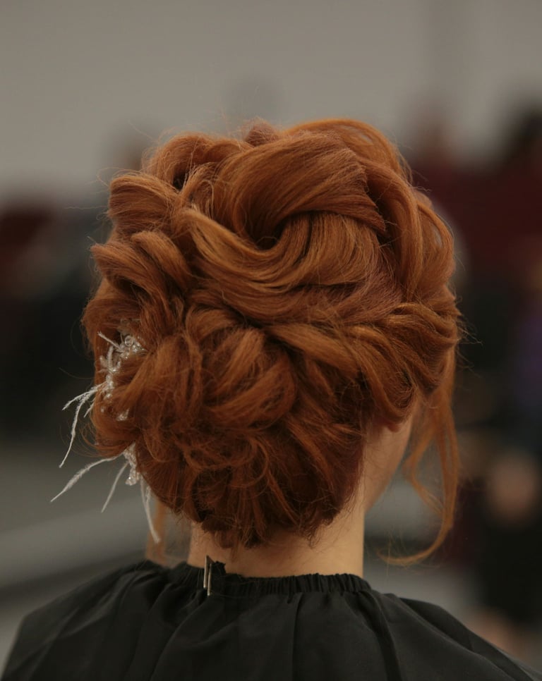 Recogido nupcial elegante en una mujer pelirroja con un moño trenzado intrincado