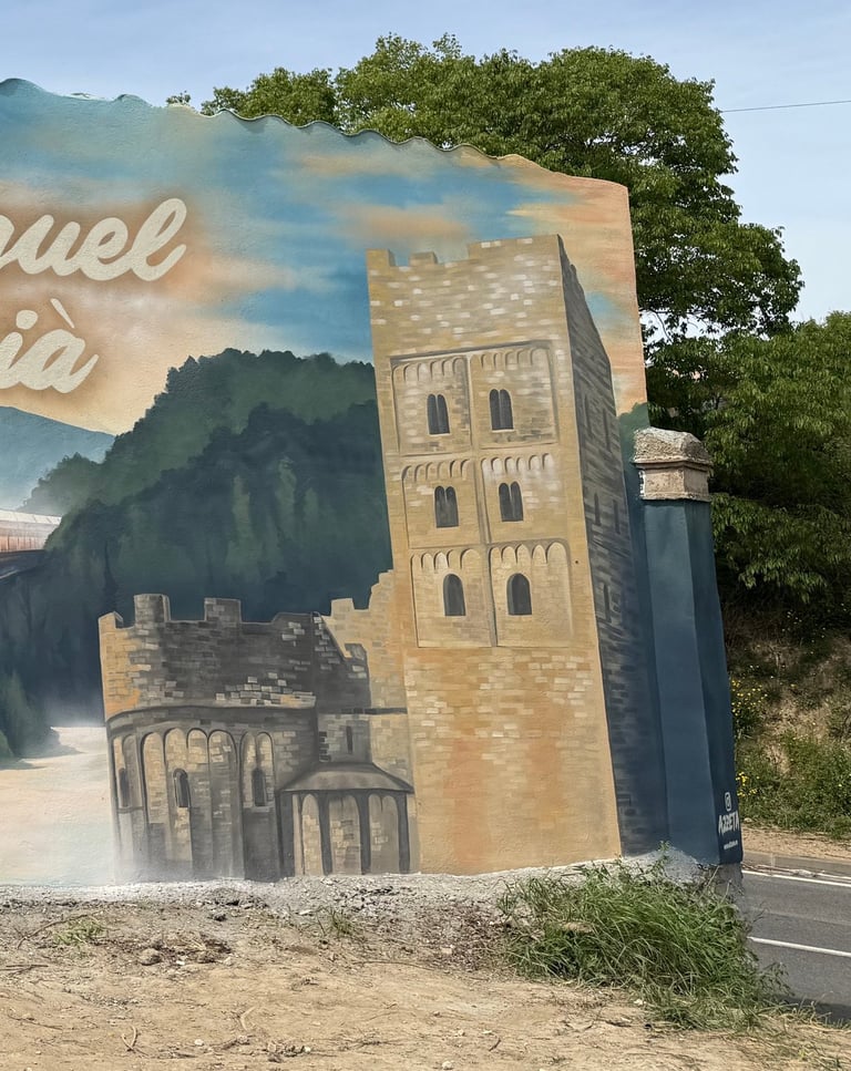 Fachada decorada con pintura plástica, obra de estilo figurativo contemporáneo. Amplias zonas de col