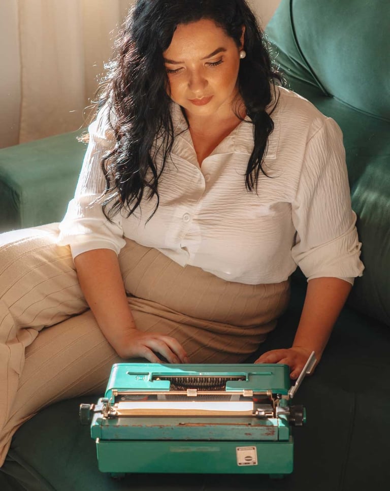 Raabe digitando em máquina de escrever com luz do sol ao fundo.