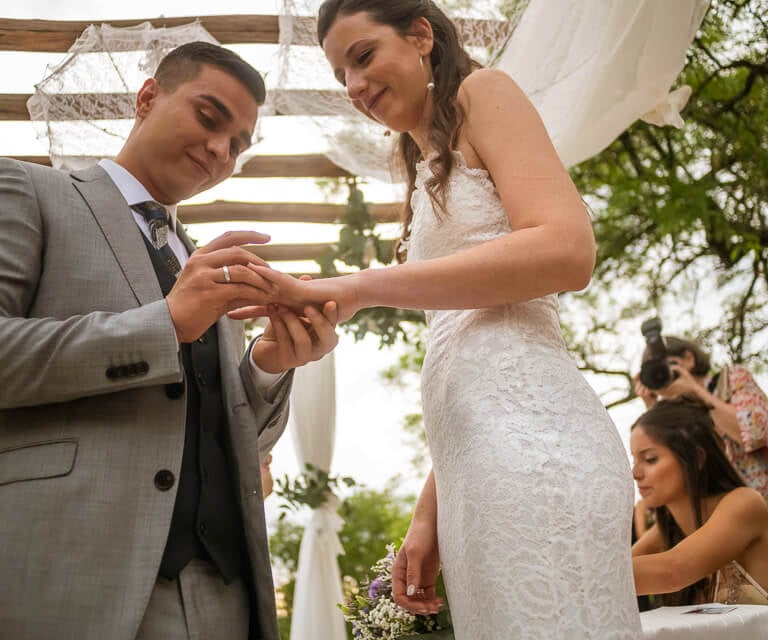 novio colocando el anillo a la novia
