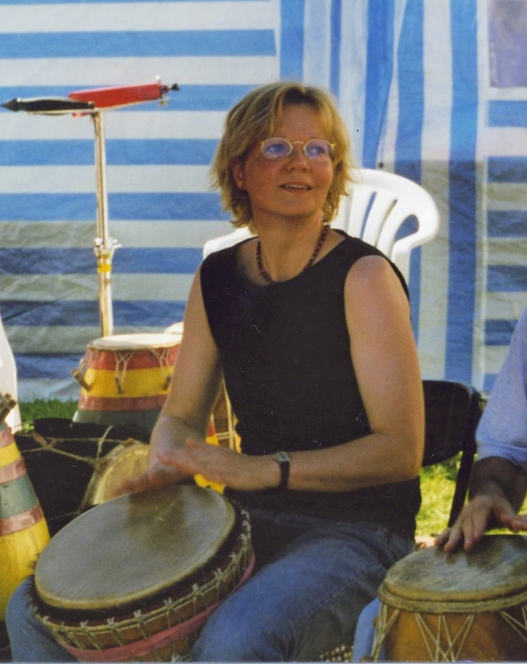 Ariane kommt vom Trommeln zur Handpan
