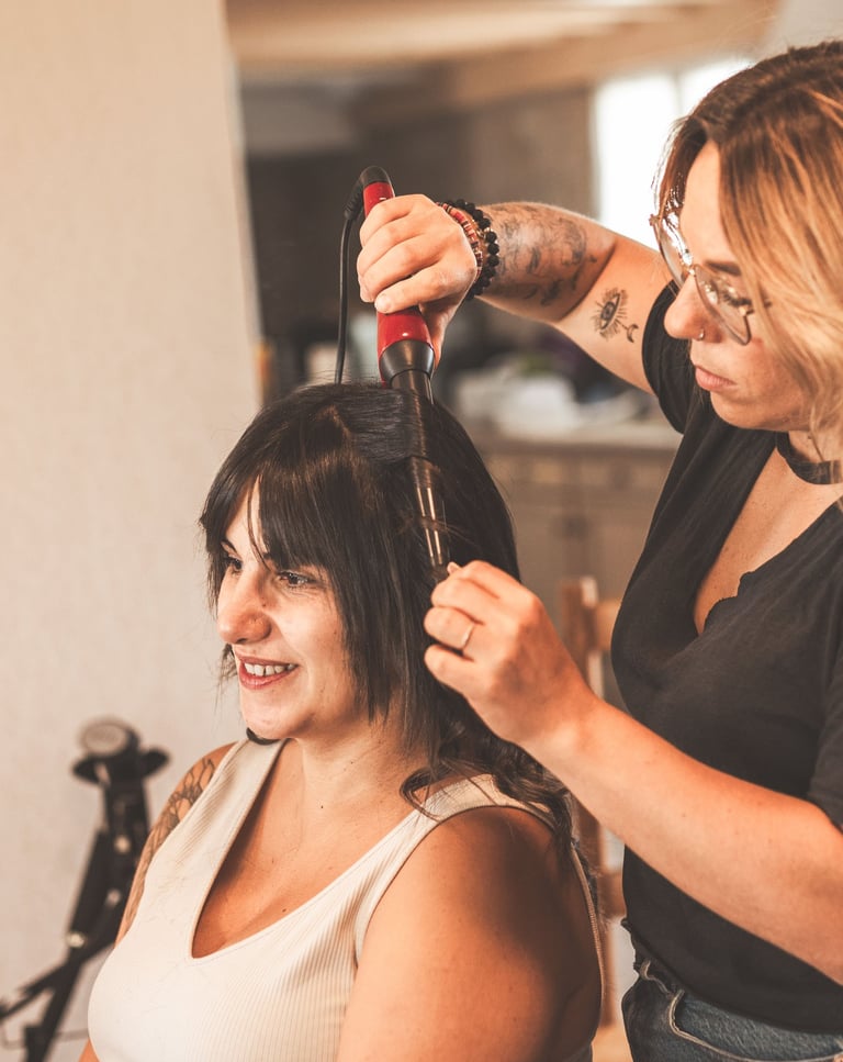 une femme se fait couper les cheveux par une coiffeuse