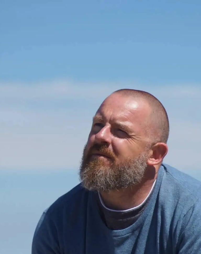 Photo portrait en couleur en rond : Raphaël Pacchiani, coupeur de feu et Passeur d'âmes.
