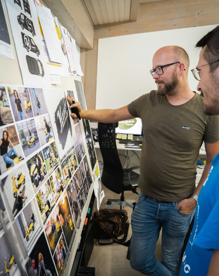 stratégiai tábla előtt áll két férfi 