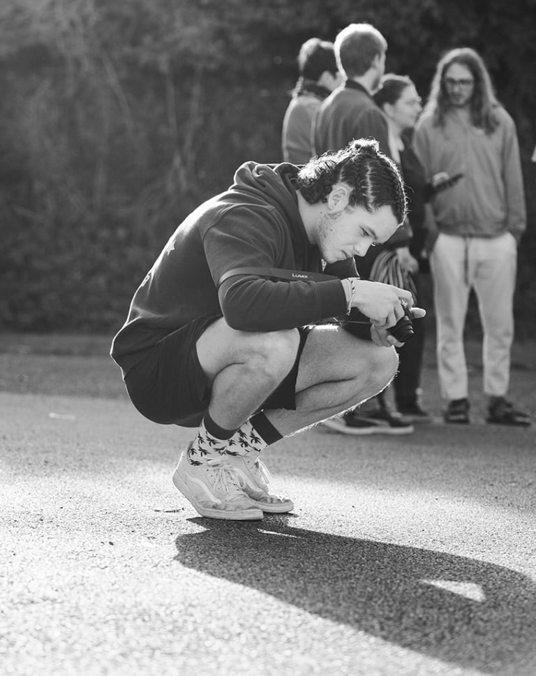un photographe accroupi