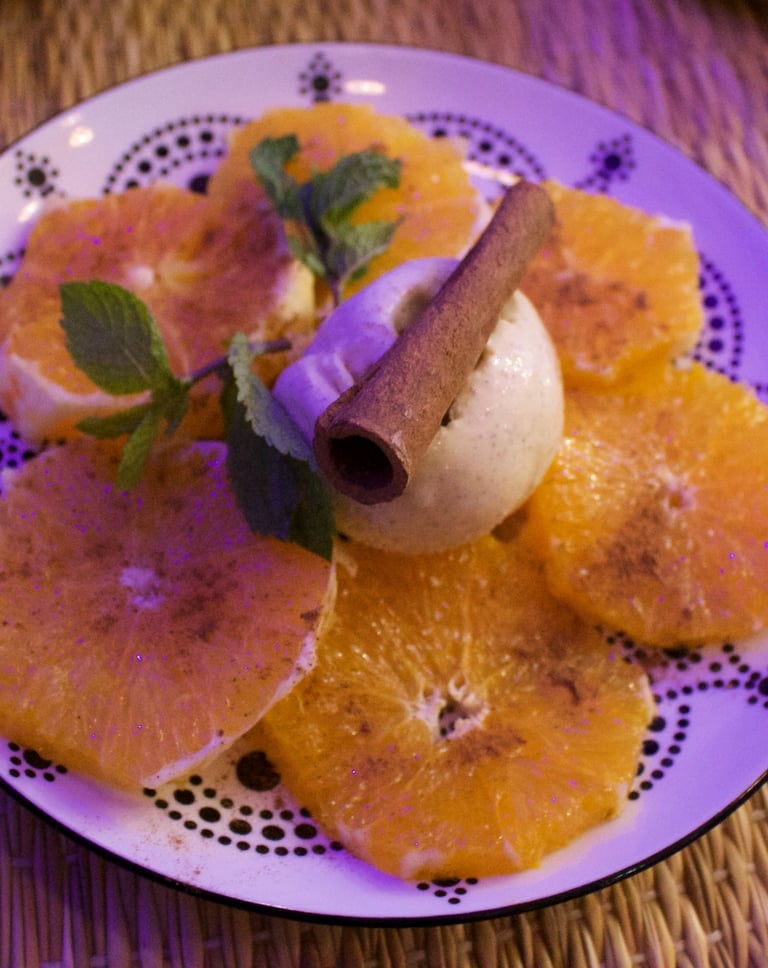 Salade d’oranges à la cannelle et boule de glace, dessert marocain servi chez Majorelle à  Bordeaux