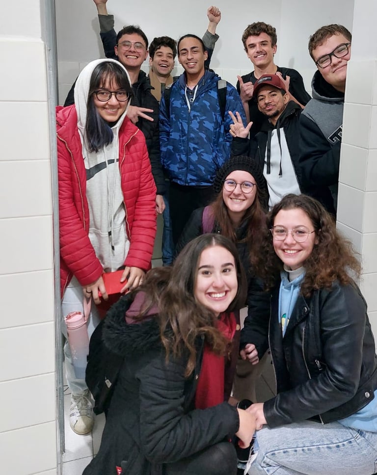 Foto com membros da equipe em uma porta