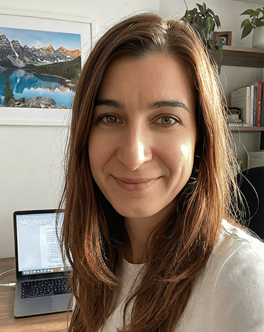 Duygu Onaral profile picture smiling sitting at her desk