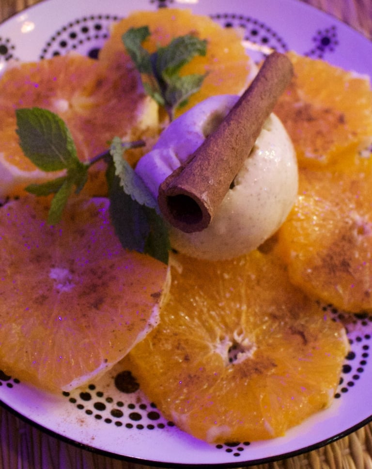 Salade d’oranges à la cannelle et boule de glace, dessert marocain servi chez Majorelle à  Bordeaux