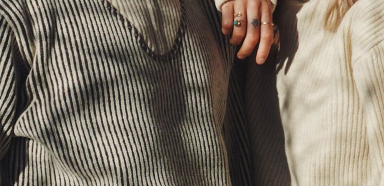 zwei Personen eine männlich eine weiblich tragen einen Troyer der Marke piies