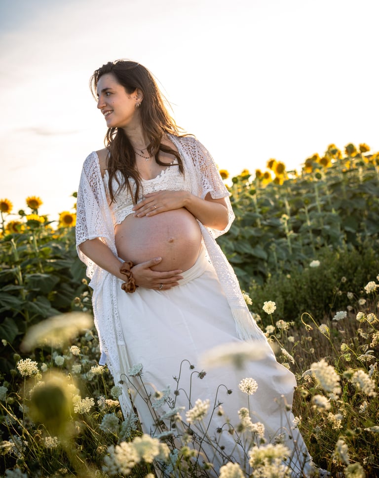 sessione maternity in esterna, campo di girasoli