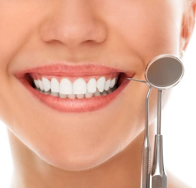 Sonrisa perfecta con dientes blancos, resultado de tratamientos en Puerto Madero y Palermo