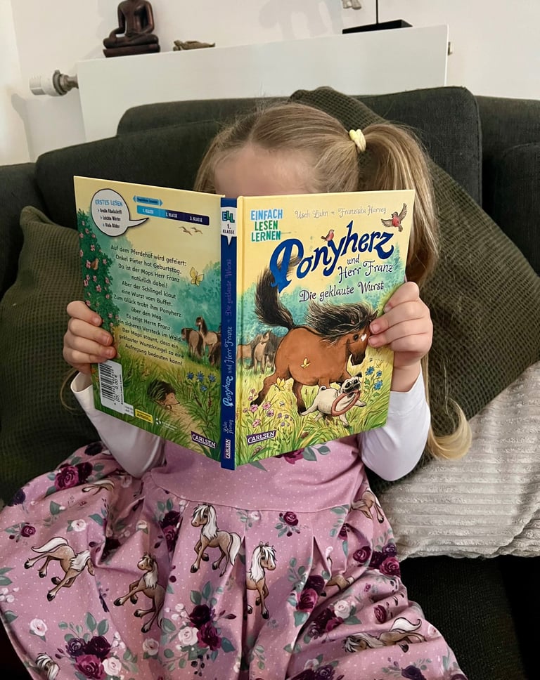 Ponytante - Kind schaut das Buch Ponyherz
