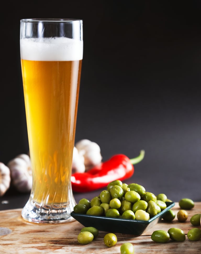 Szklanka piwa z oliwkami Czupadeos.