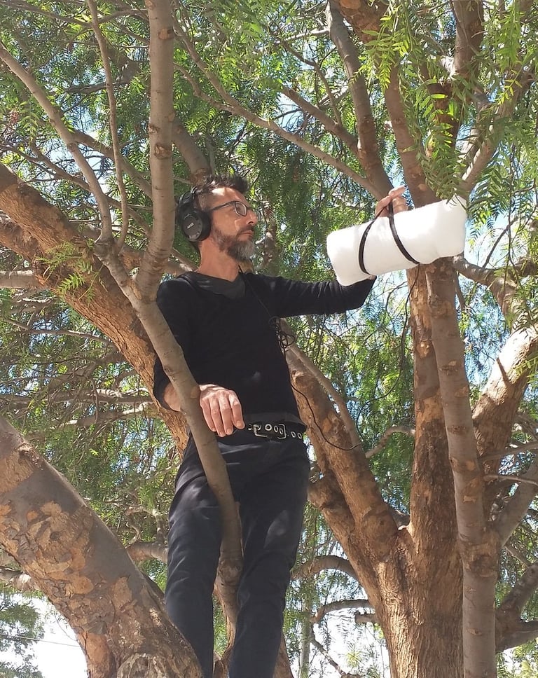 Marcelo Bressanin realiza gravações de áudio na residência do Festival Tsonami (Chile), em 2017.