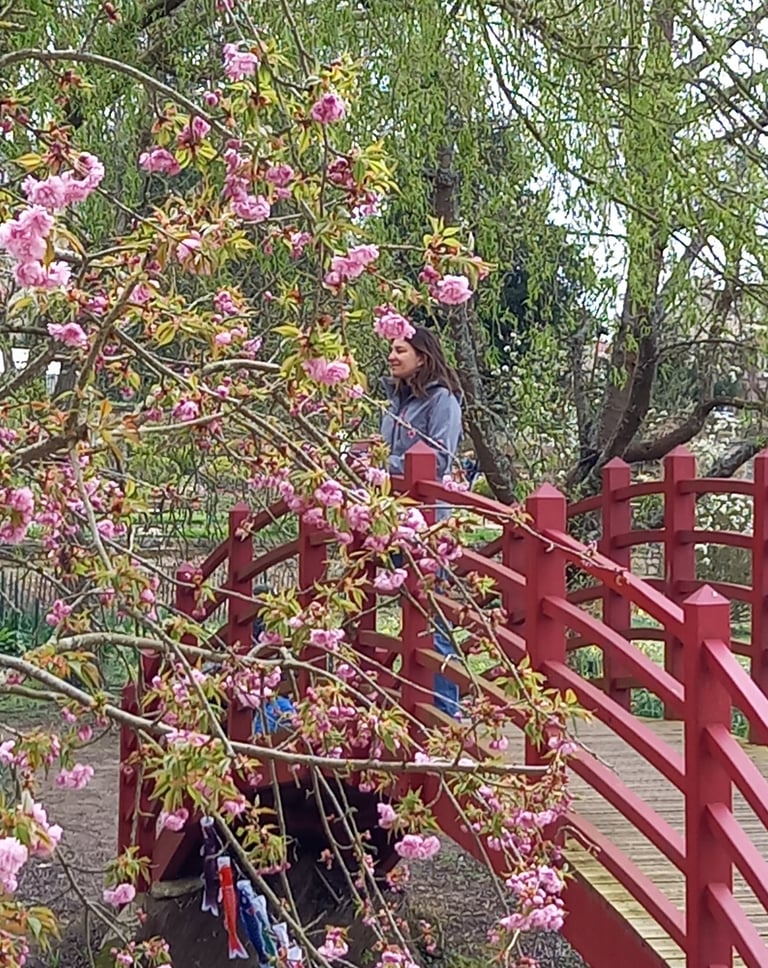 pont fleuri femme zen et épanouie