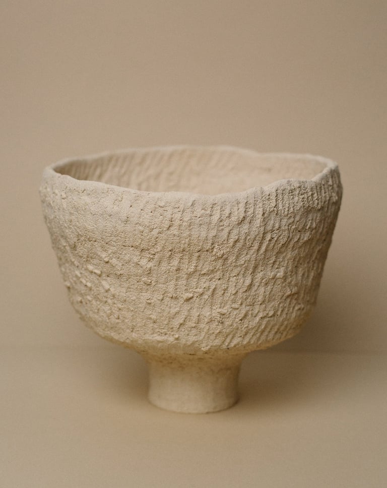 Vase sur pied sculptural en grès sable modelé intégralement à la main