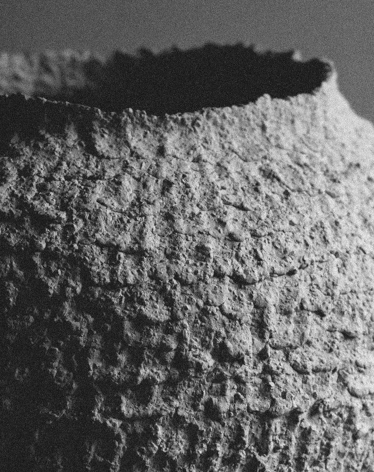 Détail d'un vase sur pied sculptural en grès blanc brut modelé artisanalement par Sabine Segura